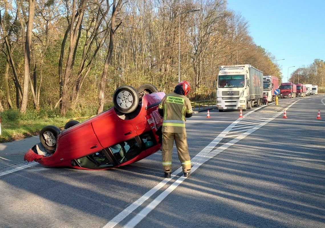 Wypadek na Toszeckiej w Strzelcach Opolskich. Samochód dachował i się zapalił