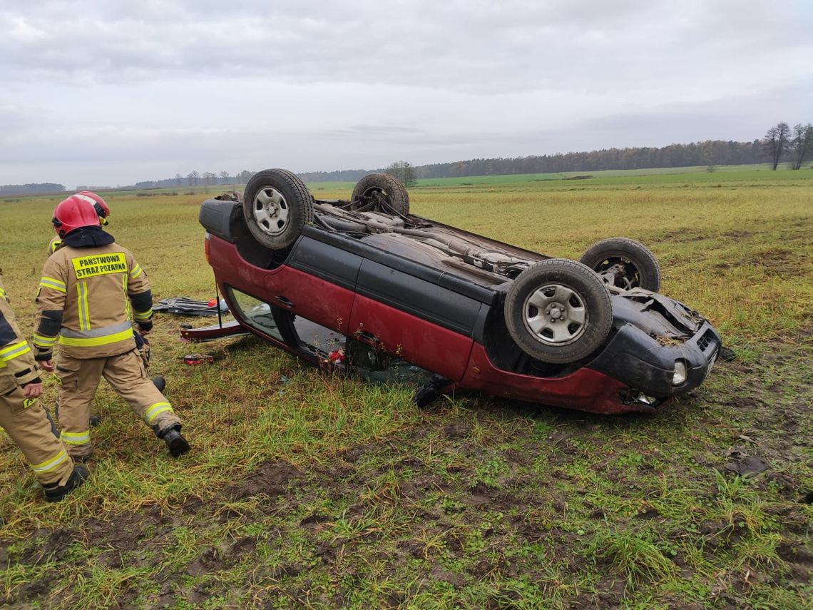 Wypadek na trasie Kadłub - Grodzisko. Subaru wypadło z jezdni i dachowało