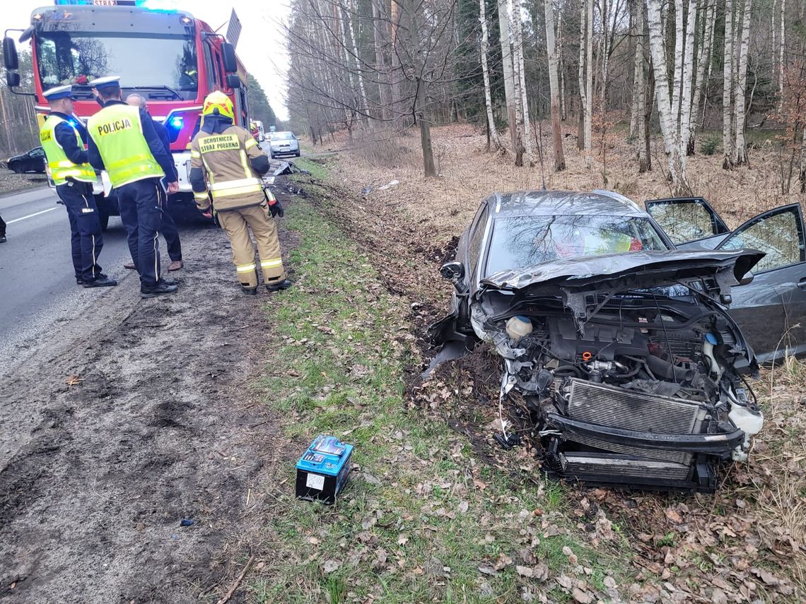 Wypadek pod Zawadzkiem. Jeden samochód rozbity na drodze, drugi w rowie