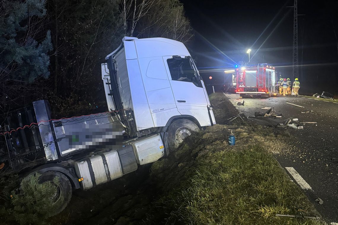 Wypadek śmiertelny na drodze nr 426 pod Zawadzkiem. Zderzenie opla z tirem