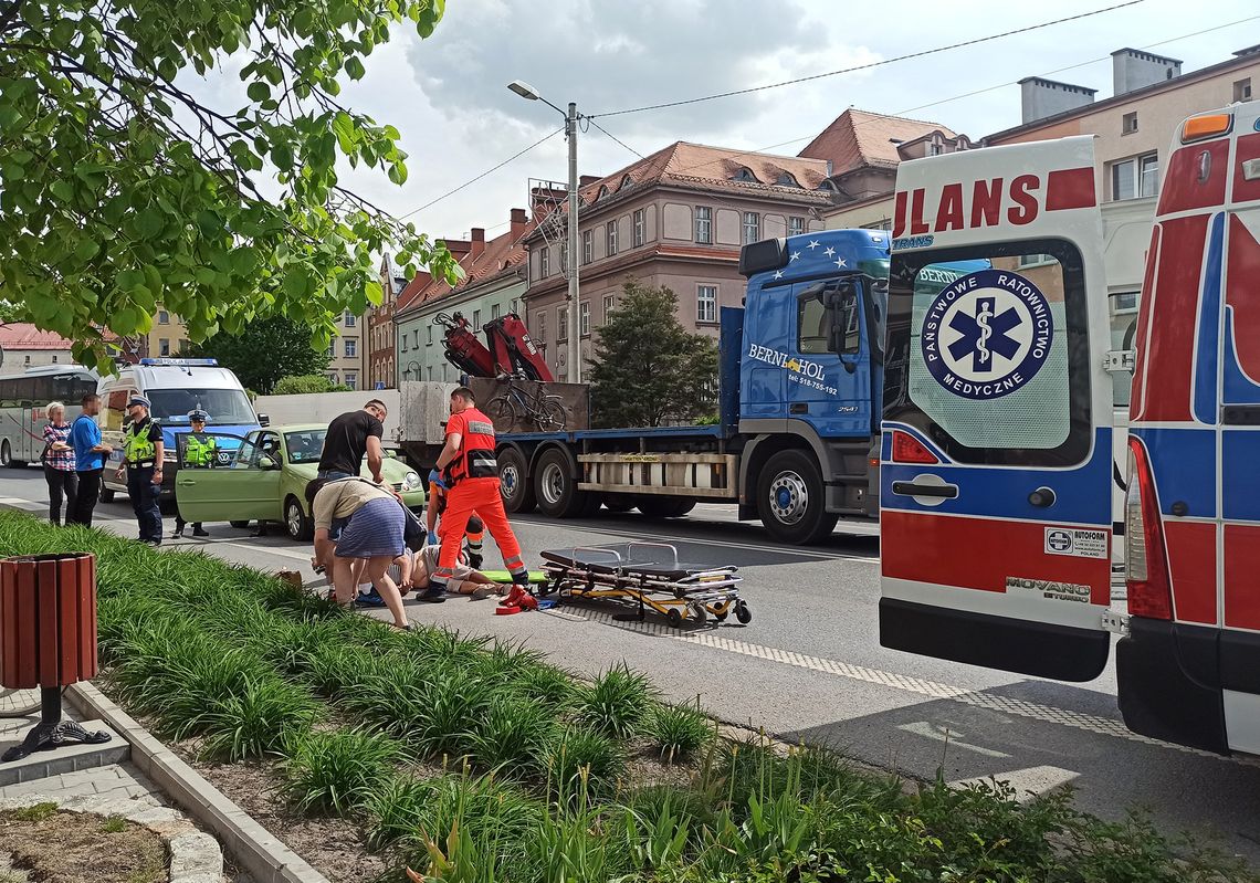 Wypadek w centrum Strzelec Opolskich. Samochód potrącił kobietę!