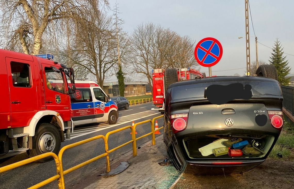 Wypadek w Izbicku. Samochód uderzył w bariery, dachował i wpadł na chodnik