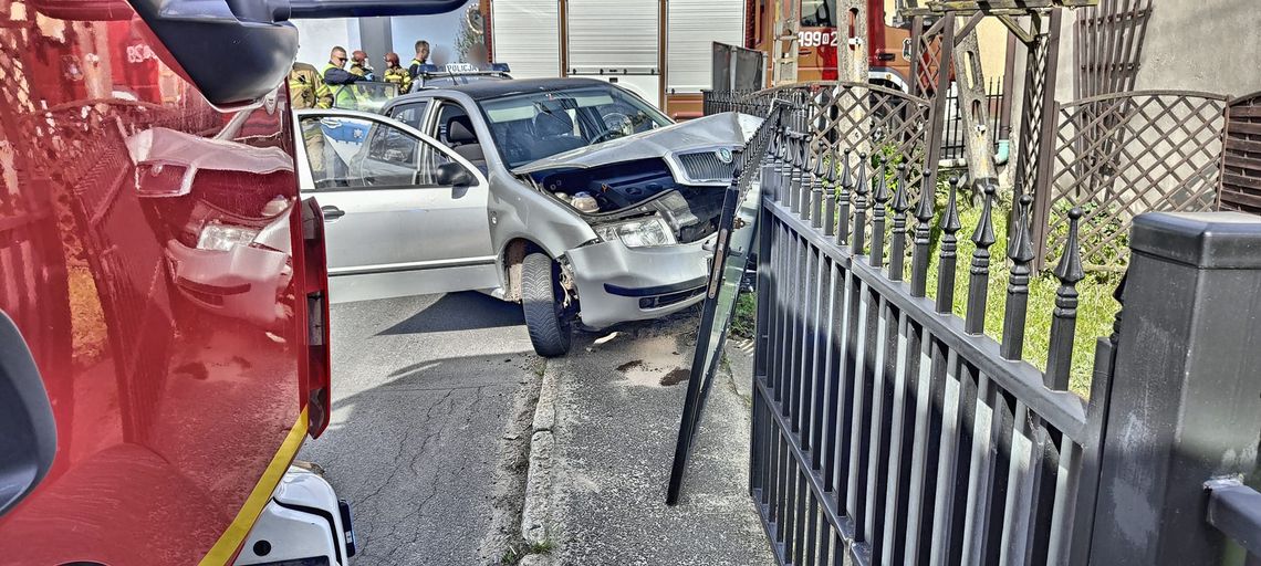 Wypadek w Jaryszowie. Skoda wjechała w płot posesji