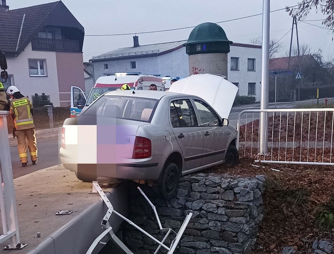 Wypadek w Leśnicy. Auto osobowe potrąciło pieszego, a potem zawisło na mostku