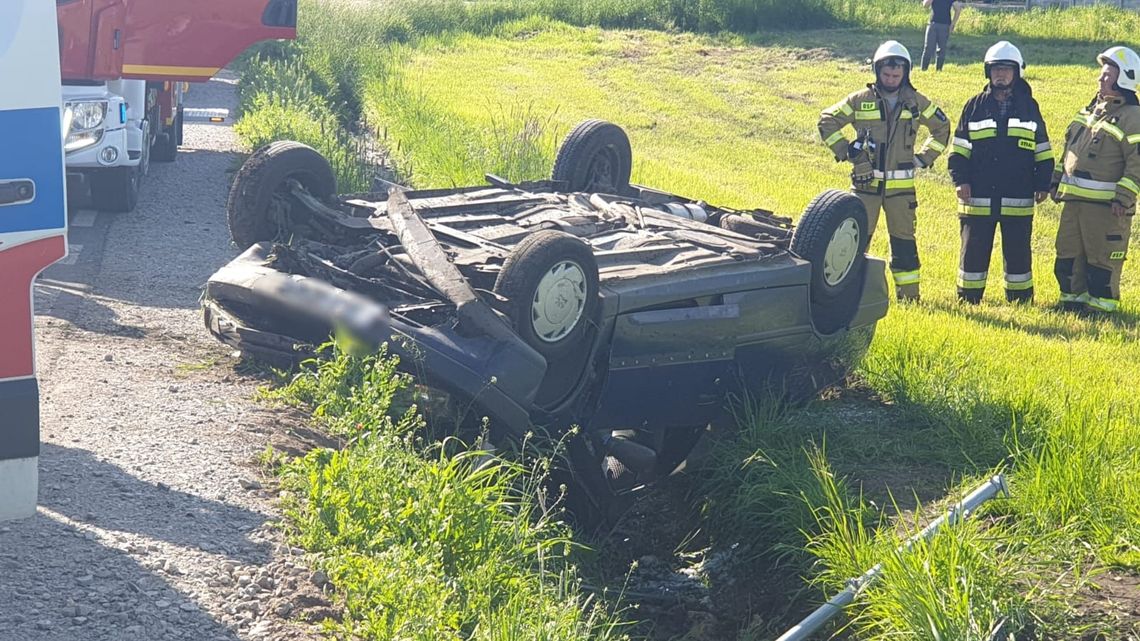 Wypadek w Rozmierce. 84-letni kierowca peugota zasłabł, audo dachowało