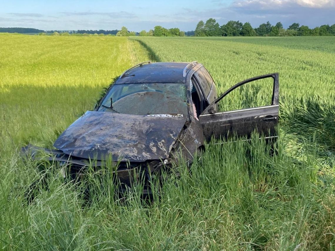 Wypadek w Sieronowicach. Volkswagen dachował i stanął w polu. Kierowca pijany