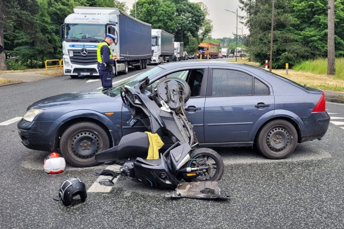 Wypadek w Strzelcach Opolskich. Kierowca skutera ranny po zderzeniu z fordem