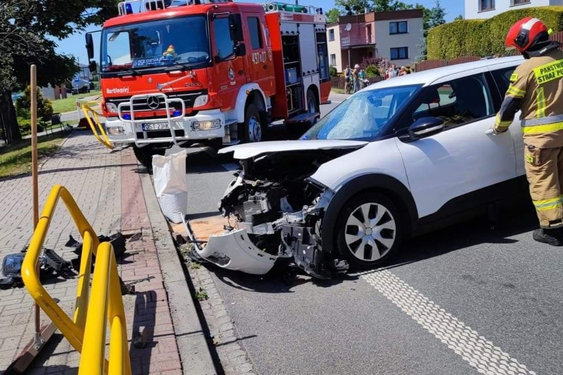Wypadek w Suchej. 51-latka zasnęła za kierownicą i rozbiła citroena o bariery