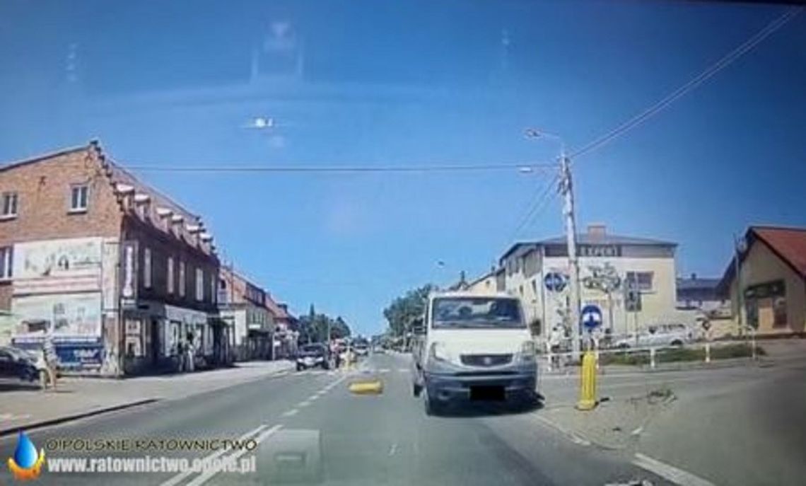 Wypadek w Zawadzkiem. 22-letni pieszy potrącony przez renault. Jest nagranie