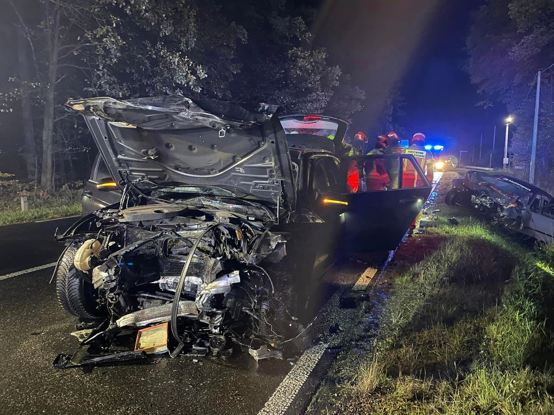 Wypadek w Zawadzkiem. Czołowe zderzenie samochodów. Trzy osoby ranne