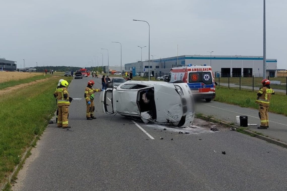 Wypadek w Zimnej Wódce. 19-latek w bmw zniszczył auto i stracił prawko