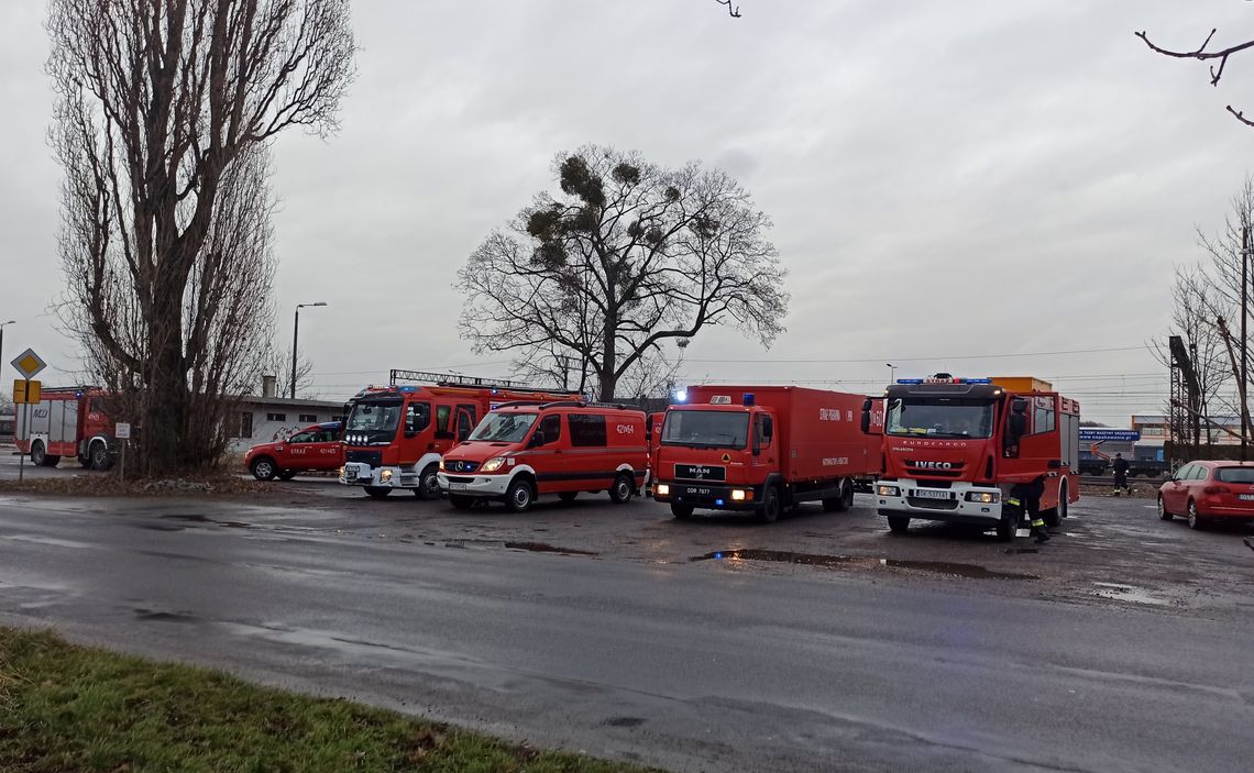 Wypadek z substancją chemiczną w zakładzie przy ul. Dworcowej w Strzelcach Opolskich Wypadek z substancją chemiczną w zakładzie przy ul. Dworcowej w Strzelcach Opolskich