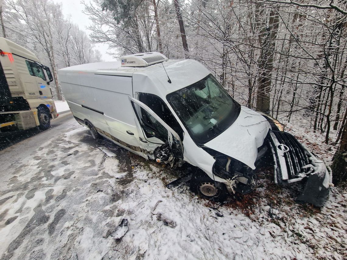 Czołowe zderzenie busa z osobówką. Sprawca nie miał uprawnień Czołowe zderzenie busa z osobówką. Sprawca nie miał uprawnień