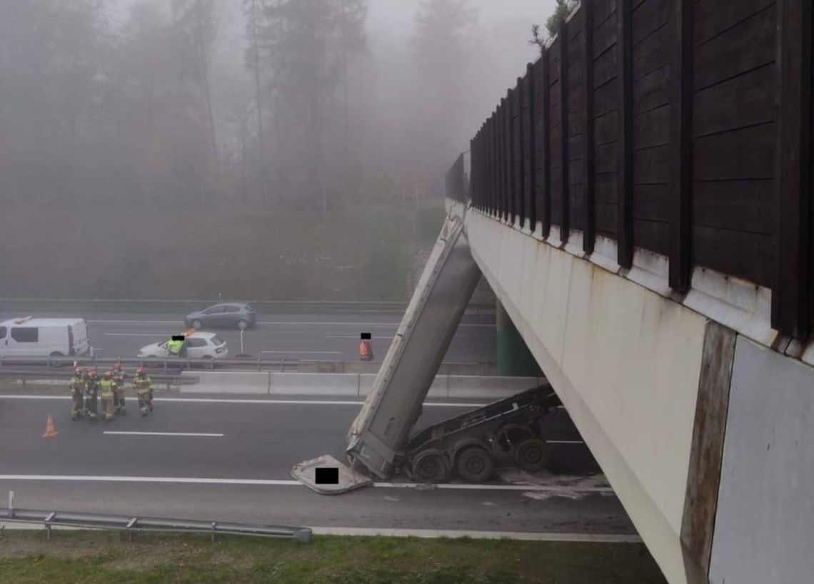 Wywrotką zahaczył o wiadukt na autostradzie Wywrotką zahaczył o wiadukt na autostradzie