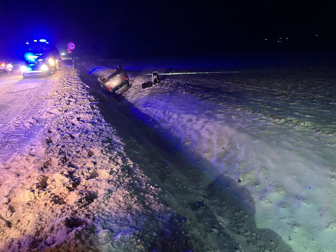 Dachowanie osobówki na drodze wojewódzkiej. Trudne warunki do jazdy