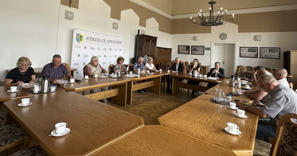 Seniorzy wyłożyli karty na stół. W ratuszu dyskutowali o swoich potrzebach Seniorzy wyłożyli karty na stół. W ratuszu dyskutowali o swoich potrzebach