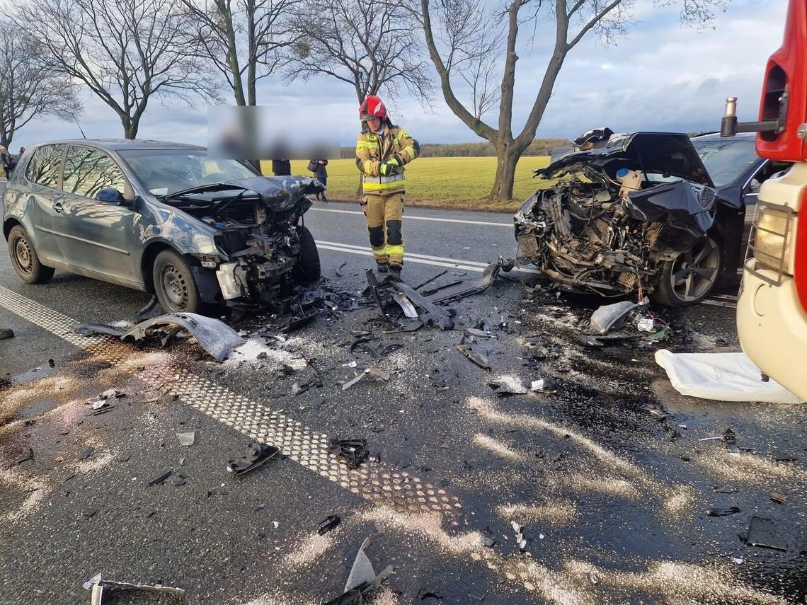 Czołowe zderzenie pod Strzelcami Opolskimi. Jedna osoba poszkodowana Czołowe zderzenie pod Strzelcami Opolskimi. Jedna osoba poszkodowana