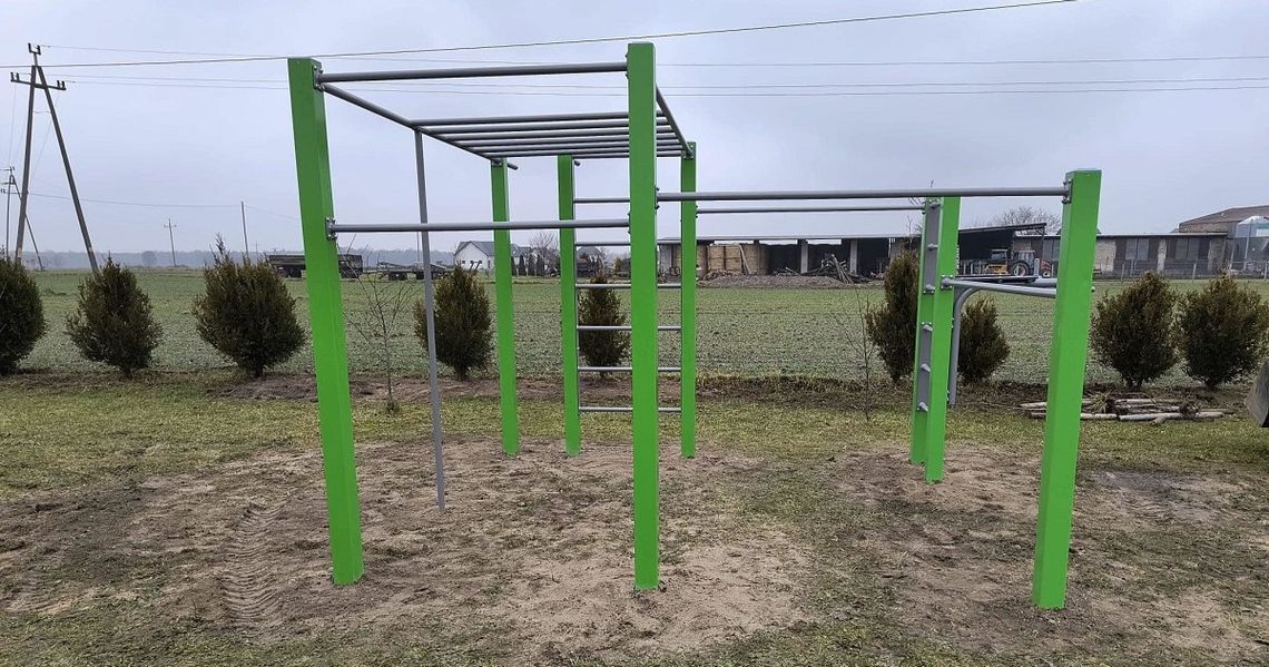 Nowe urządzenie do ćwiczeń pojawiło się na placu rekreacyjnym w Grodzisku