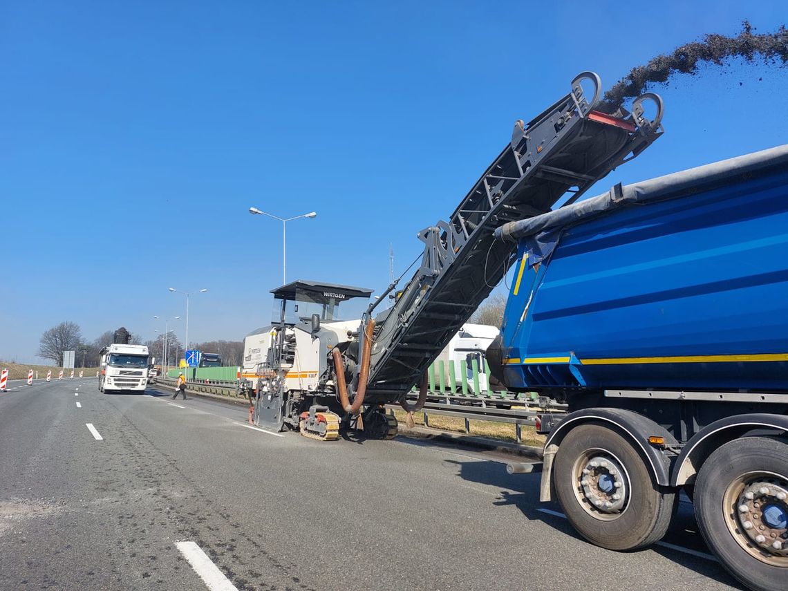 Z autostrady A4 znika asfalt. Wkrótce dalsze ograniczenia w ruchu