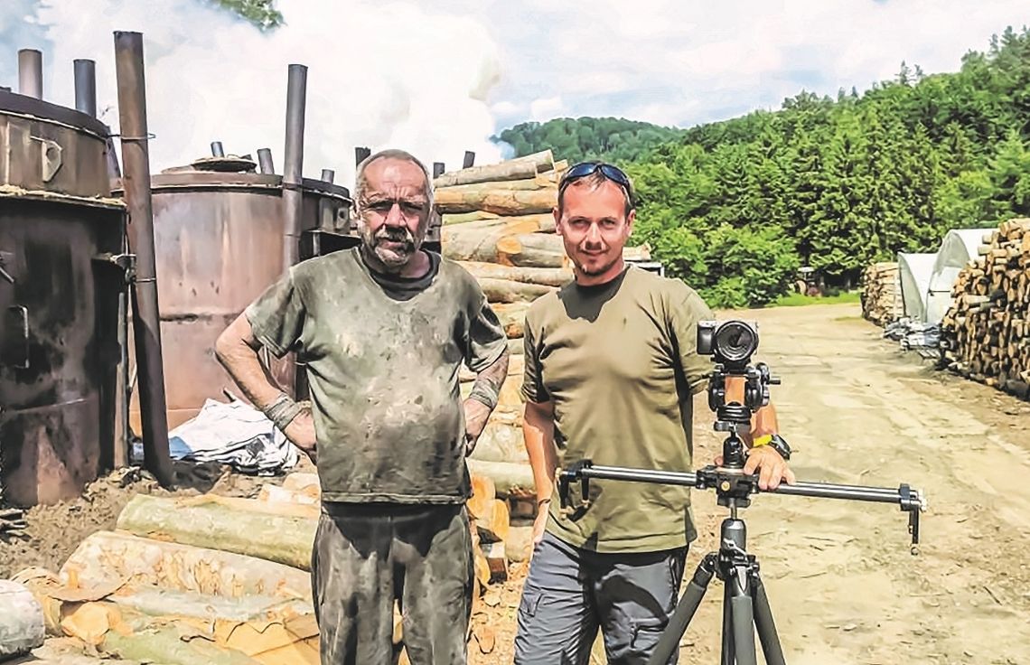 Z kamerą w Bieszczadach. Mieszkaniec Kielczy zrobił film o wymierającym zawodzie węglarza