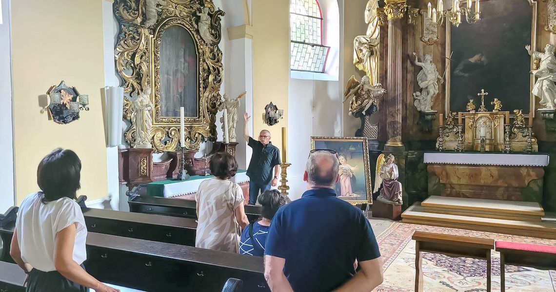 Z przewodnikiem po jemielnickim kościele Z przewodnikiem po jemielnickim kościele