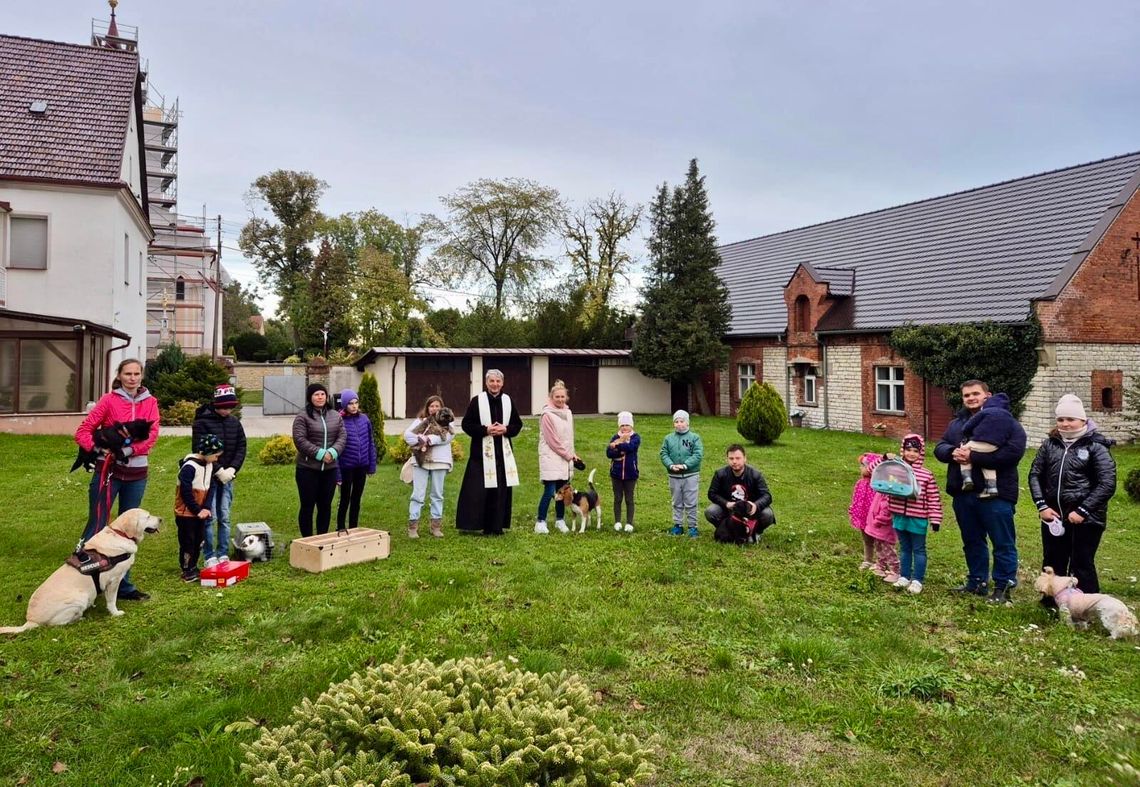 Wyjątkowe nabożeństwo w Zalesiu Śląskim. Uczestnicy przybyli ze zwierzętami Wyjątkowe nabożeństwo w Zalesiu Śląskim. Uczestnicy przybyli ze zwierzętami