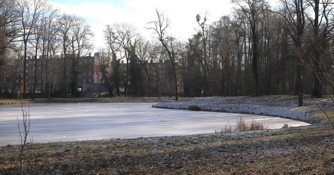 Zamarznięty staw to nie miejsce do zabawy. Służby apelują