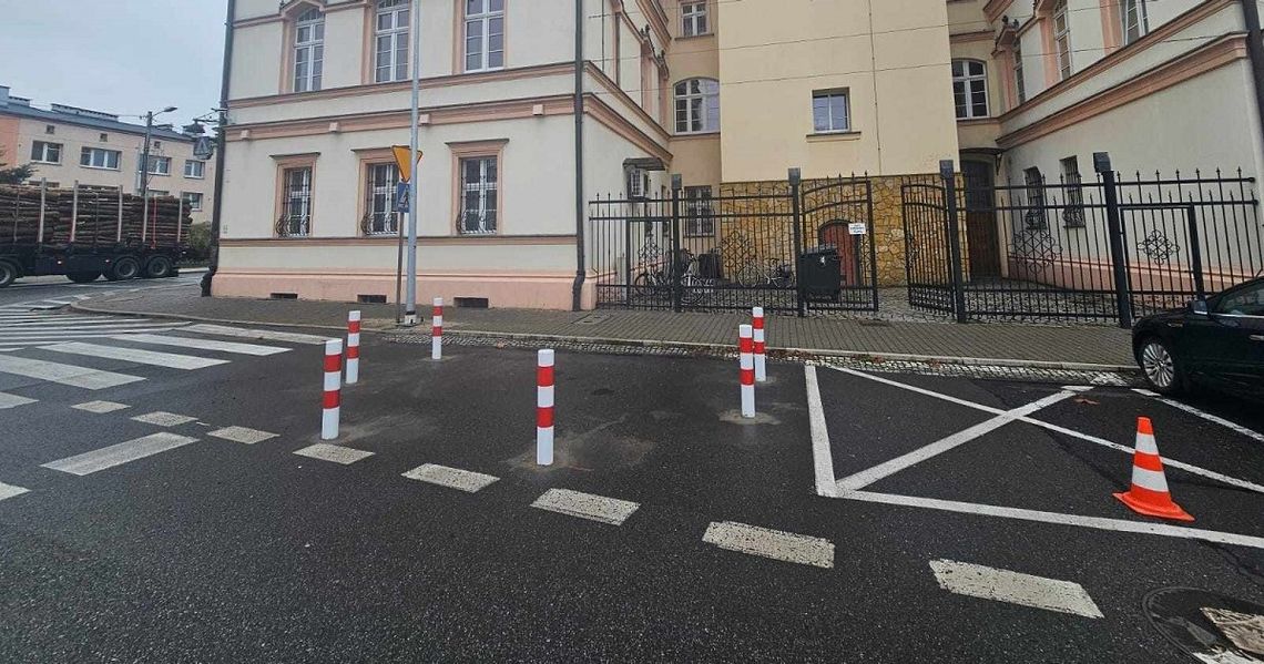 Zapory drogowe w centrum Strzelec Opolskich. Mają poprawić bezpieczeństwo