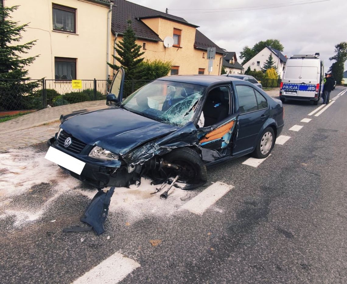 Zasnęła za kierownicą i uderzyła w auto. W samochodzie było też niemowlę Zasnęła za kierownicą i uderzyła w auto. W samochodzie było też niemowlę