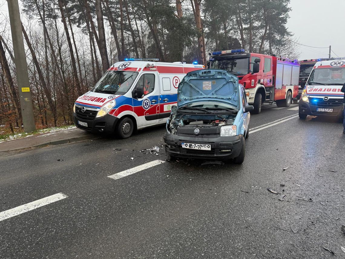 Zderzenie osobówek w Jemielnicy. Jedna osoba zabrana do szpitala