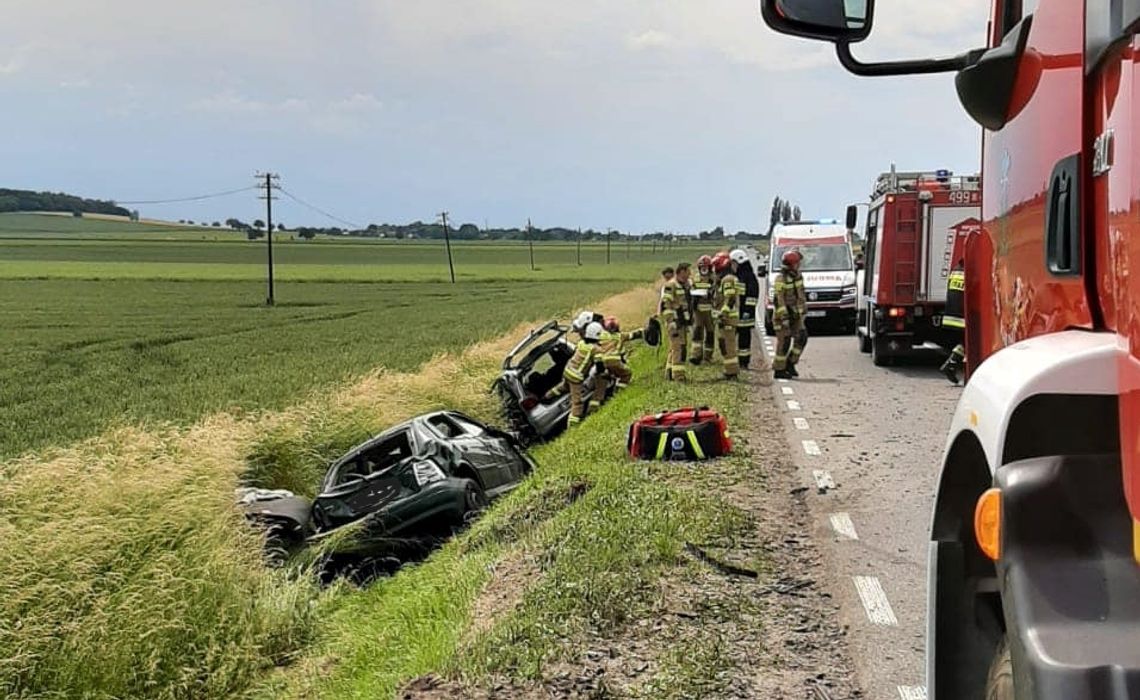 Wypadek między Ligotą Dolną a Niwkami. Zderzenie dwóch aut. Jedna osoba ranna