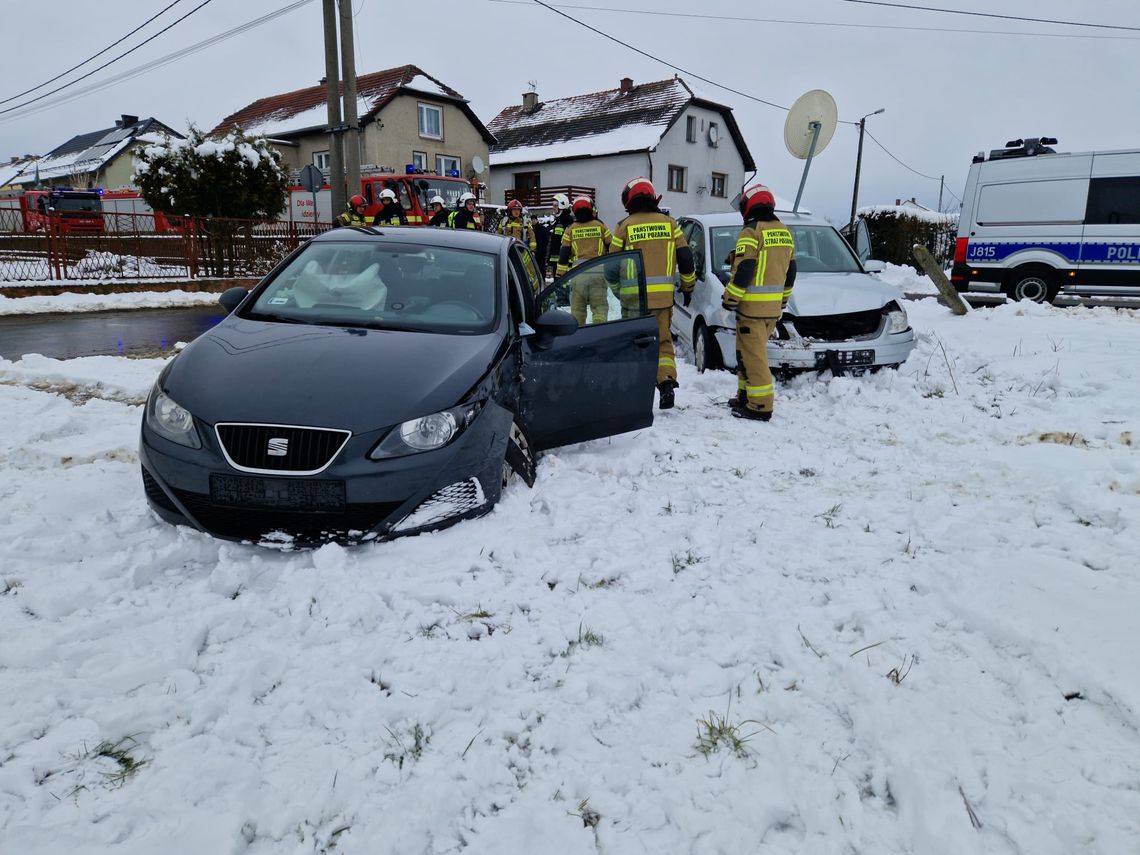 Zderzenie dwóch samochodów w Rozmierzy. W jednym z nich kobieta w ciąży