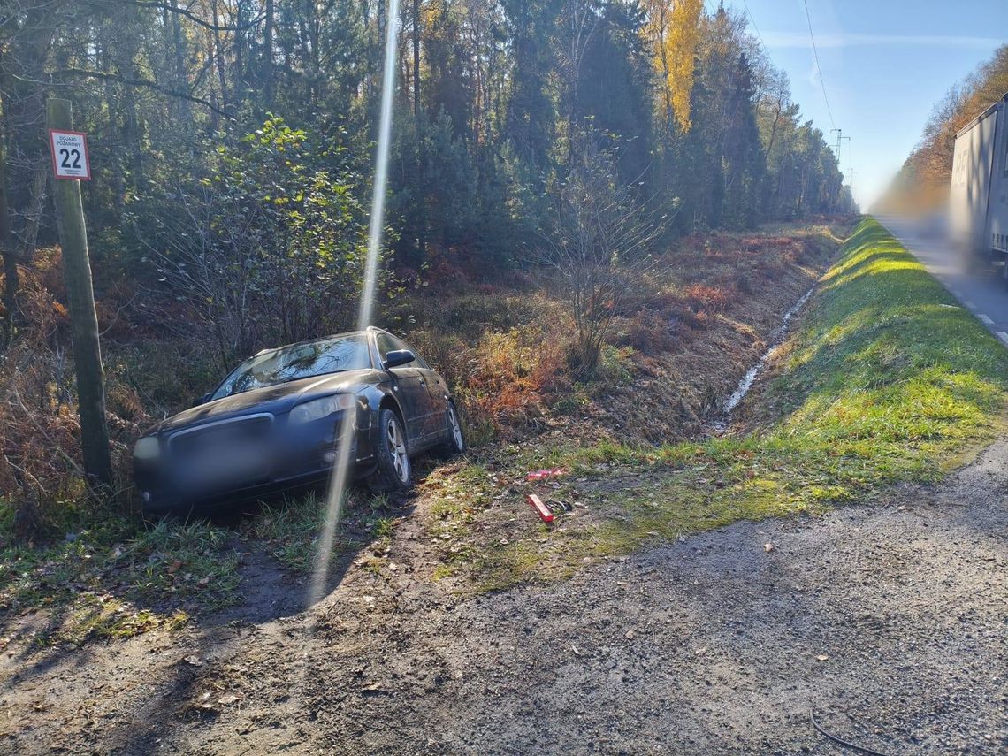 Zderzenie osobówek na drodze wojewódzkiej. Audi wylądowało w rowie Zderzenie osobówek na drodze wojewódzkiej. Audi wylądowało w rowie