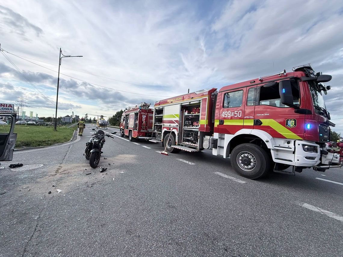 Zderzenie osobówki z motocyklem. Dwie osoby trafiły do szpitala