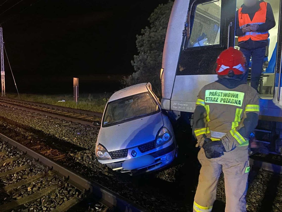 Zderzenie pociągu z samochodem w Warmątowicach. Osobówką podróżowały dwie osoby