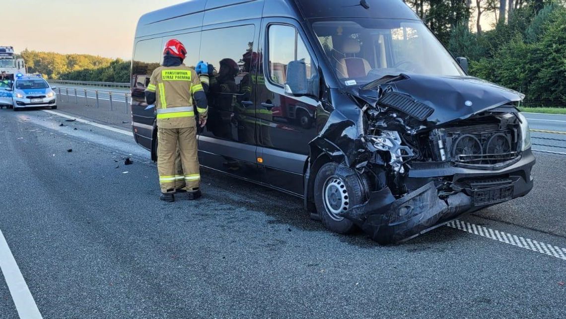 Zderzenie pojazdów na autostradzie A4. Bus wjechał w tył dacii