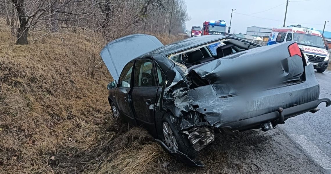 Zderzenie trzech pojazdów w Strzelcach Opolskich. Dwa auta w rowie