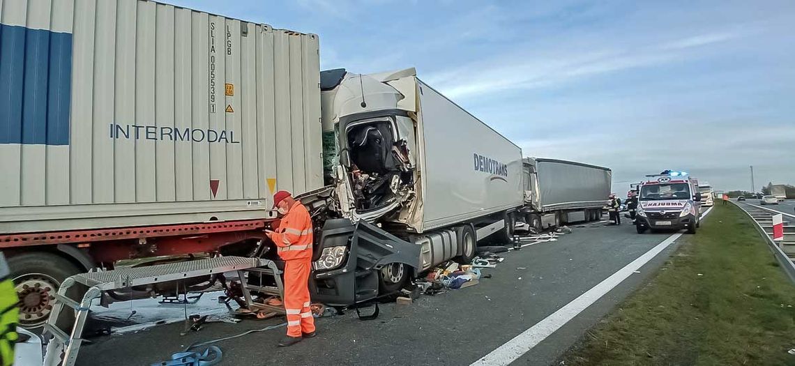Zderzyły się 4 ciężarówki. Lądował helikopter Zderzyły się 4 ciężarówki. Lądował helikopter