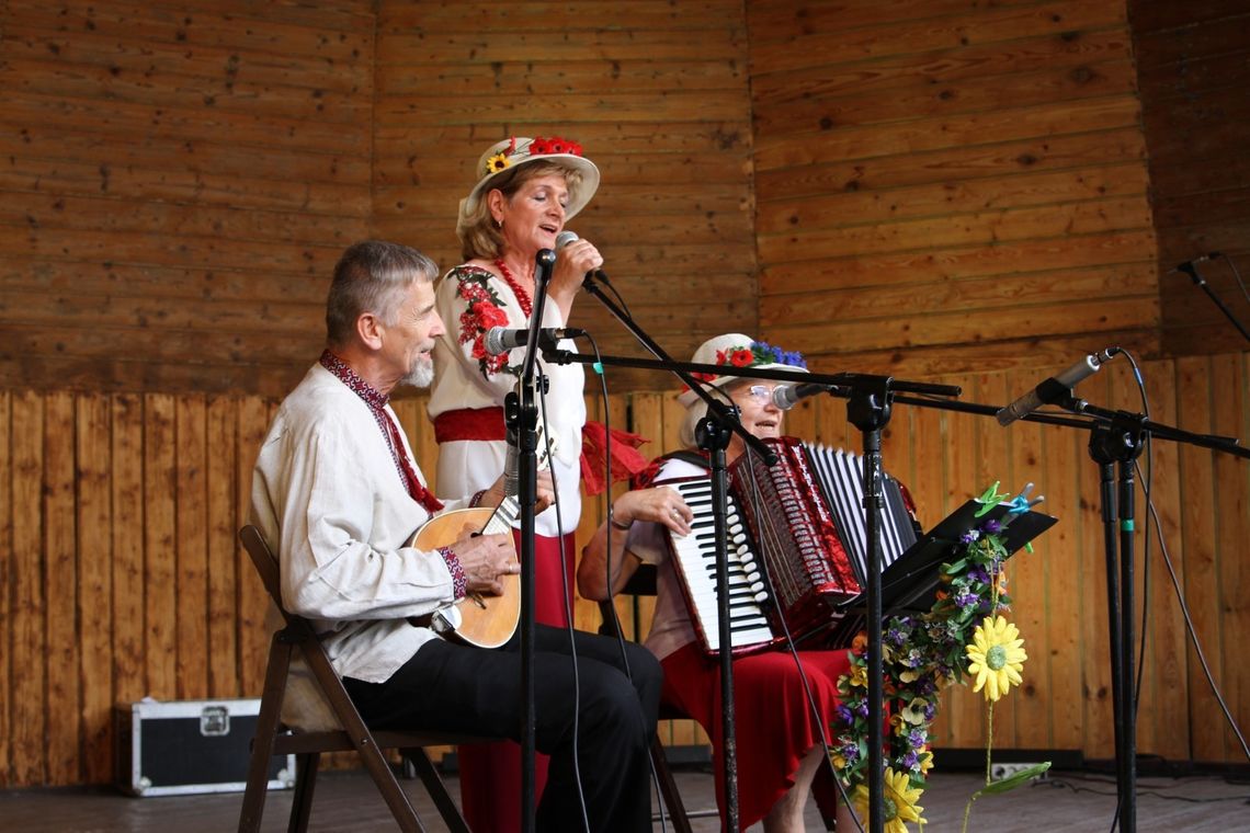 Zespół ze Strzelec Opolskich na przeglądzie piosenki kresowej w Głuchołazach Zespół ze Strzelec Opolskich na przeglądzie piosenki kresowej w Głuchołazach