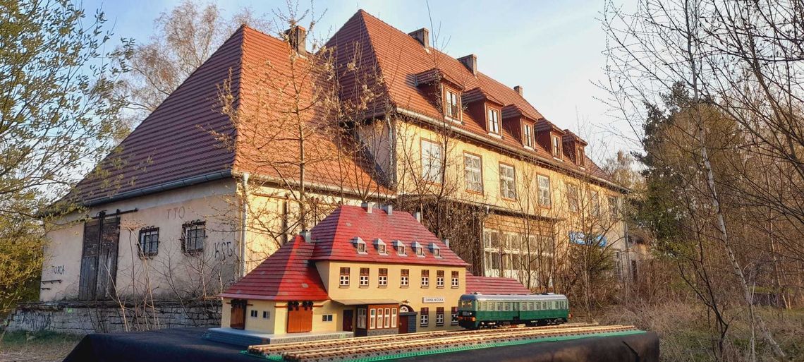 Zimna Wódka z klocków Lego stanęła obok oryginału. Model powstał kilka lat temu