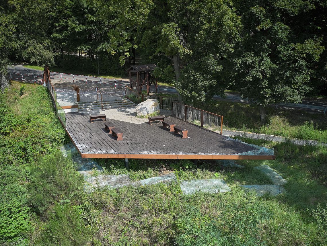 Zniszczyli taras widokowy na Górze św. Anny. Akt wandalizmu nagrali smartfonem Zniszczyli taras widokowy na Górze św. Anny. Akt wandalizmu nagrali smartfonem