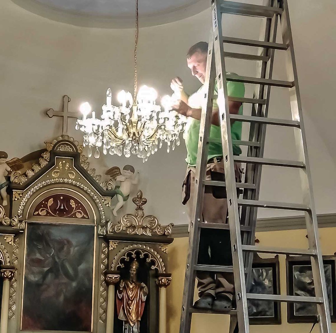 Żyrandol i nowe drzwi