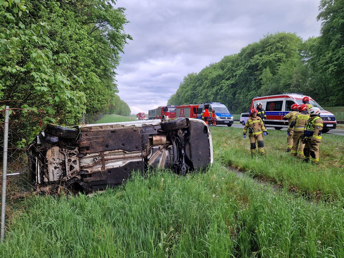 Groźne dachowanie na autostradzie A4. Służby apelują o ostrożność