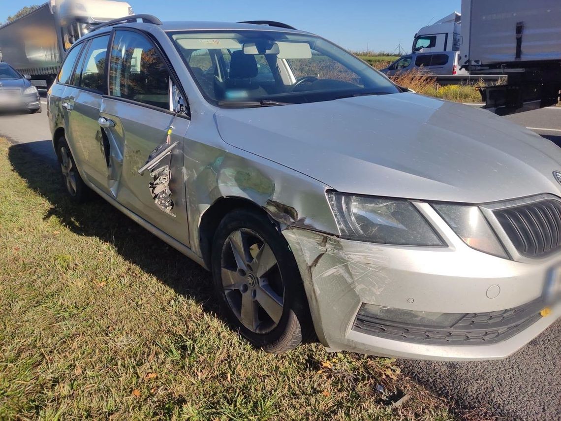 Niebezpiecznie na autostradzie A4. Zderzyły się dwie osóbówki i ciężarówka Niebezpiecznie na autostradzie A4. Zderzyły się dwie osóbówki i ciężarówka