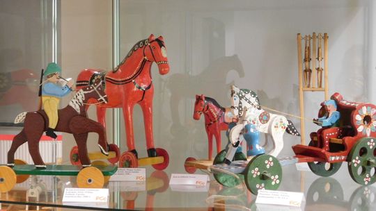Wystawa zabawek etnograficznych w PCK w Strzelcach Opolskich