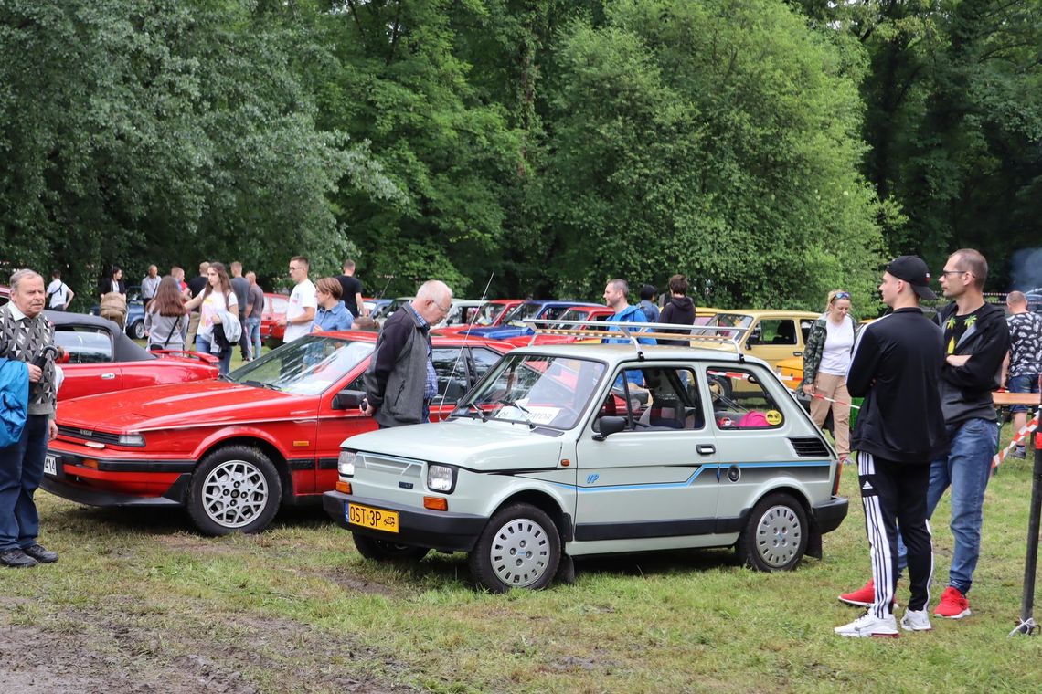 Zlot miłośników starej motoryzacji "Dzikość Strzelca" w sołectwie Mokre Łany Zlot miłośników starej motoryzacji "Dzikość Strzelca" w sołectwie Mokre Łany