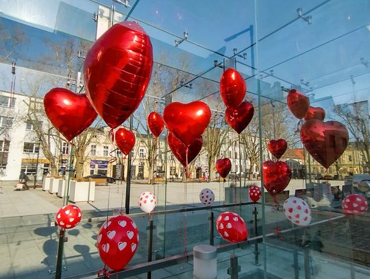 Walentynki w Strzelcach Opolskich. Serca w szklanych domach na pl. Żeromskiego Walentynki w Strzelcach Opolskich. Serca w szklanych domach na pl. Żeromskiego