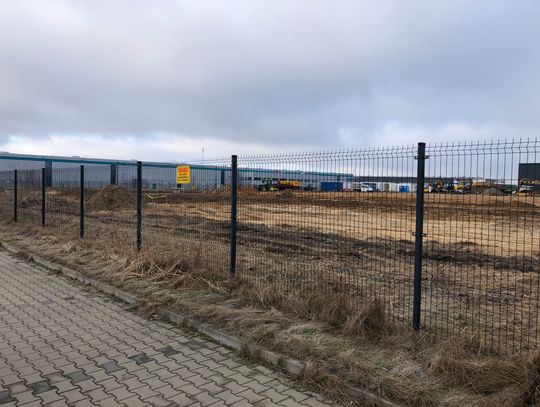 Budowa nowej hali produkcyjnej Mubea w strefie gospodarczej w gminie Ujazd