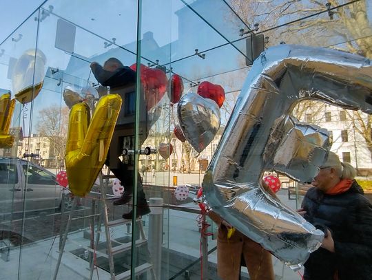 Walentynki w Strzelcach Opolskich. Serca w szklanych domach na pl. Żeromskiego Walentynki w Strzelcach Opolskich. Serca w szklanych domach na pl. Żeromskiego
