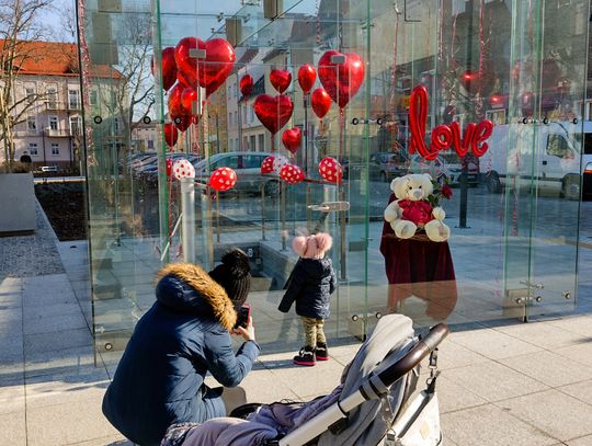 Walentynki w Strzelcach Opolskich. Serca w szklanych domach na pl. Żeromskiego Walentynki w Strzelcach Opolskich. Serca w szklanych domach na pl. Żeromskiego